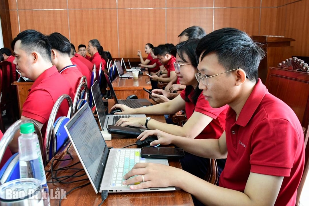 Staf Cabang Agribank Phu Yen berlatih menggunakan AI untuk mendukung pekerjaan profesional.