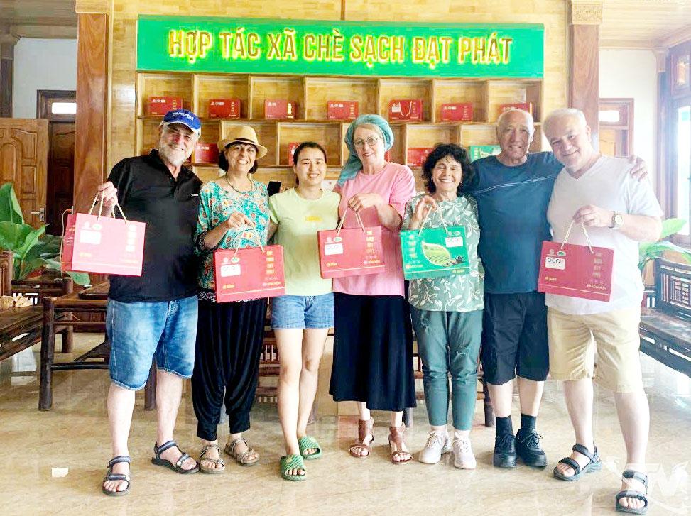 Foreign visitors visit and buy products of Dat Phat clean tea cooperative.