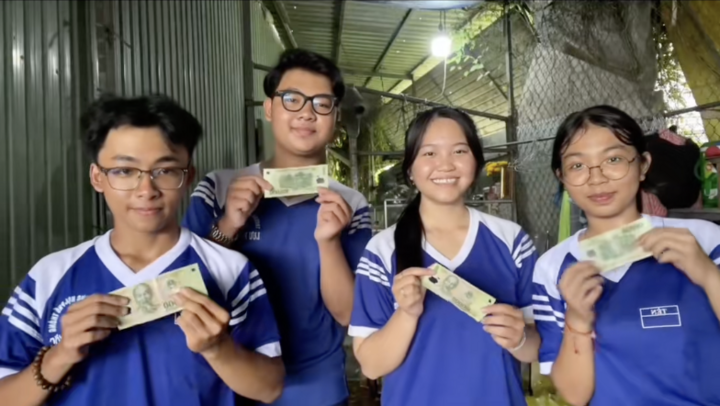 ក្រុមទាំងមូលបានបរិច្ចាគថវិកាចំនួន 100 ពាន់ដុង ជាអំណោយថ្ងៃទី 2 ខែកញ្ញា ដើម្បីធ្វើការងារប្រកបដោយអត្ថន័យ។