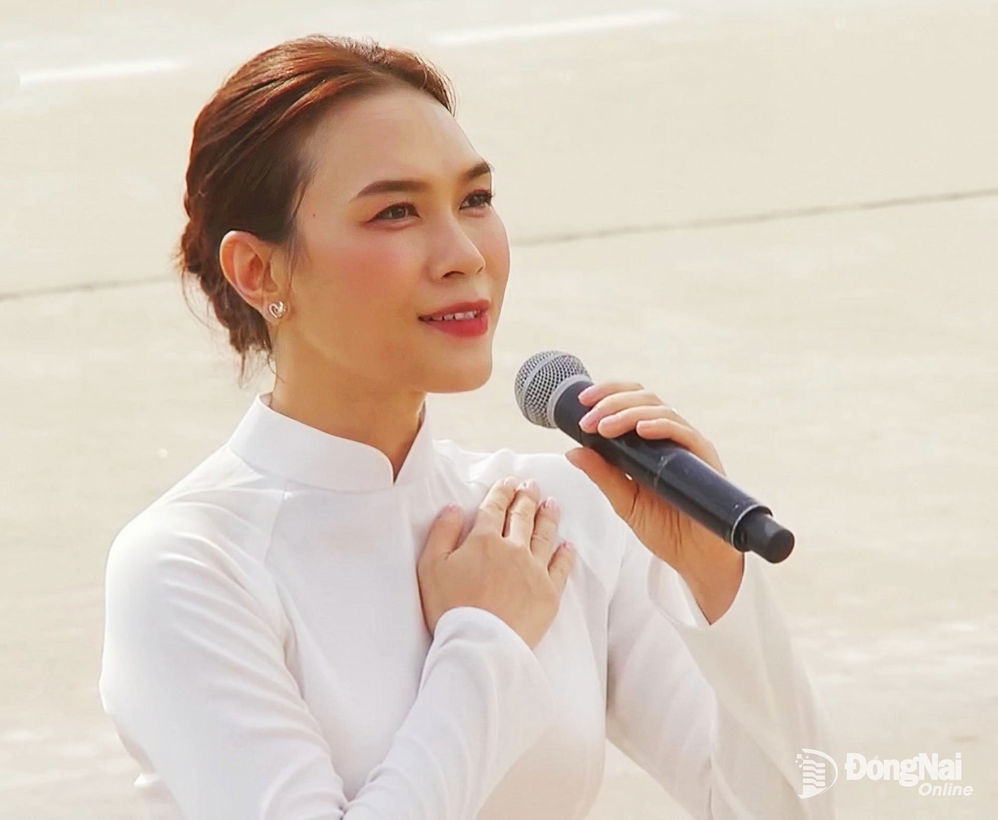 Bức ảnh ca sĩ Mỹ Tâm đặt tay lên ngực áo dài giản dị, rạng rỡ cất vang tiếng hát Nước non Việt Nam ta vững bền! tại Quảng trường Ba Đình (Hà Nội) trong thời khắc thiêng liêng viral trên mạng với hơn nửa triệu lượt yêu thích trên trang Facebook Mỹ Tâm.