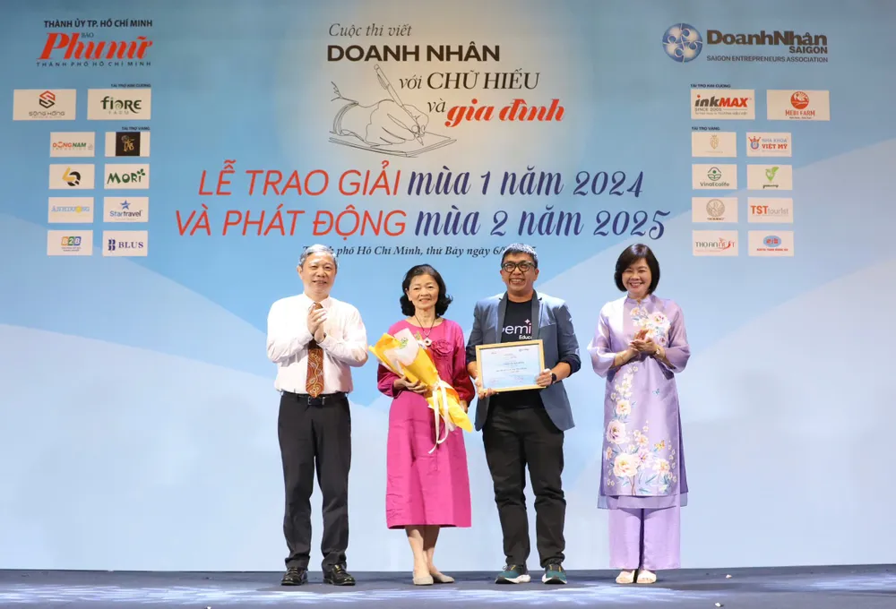 O chefe do Departamento de Propaganda e Mobilização de Massa do Comitê do Partido da Cidade de Ho Chi Minh, Duong Anh Duc, entregou os prêmios do concurso.