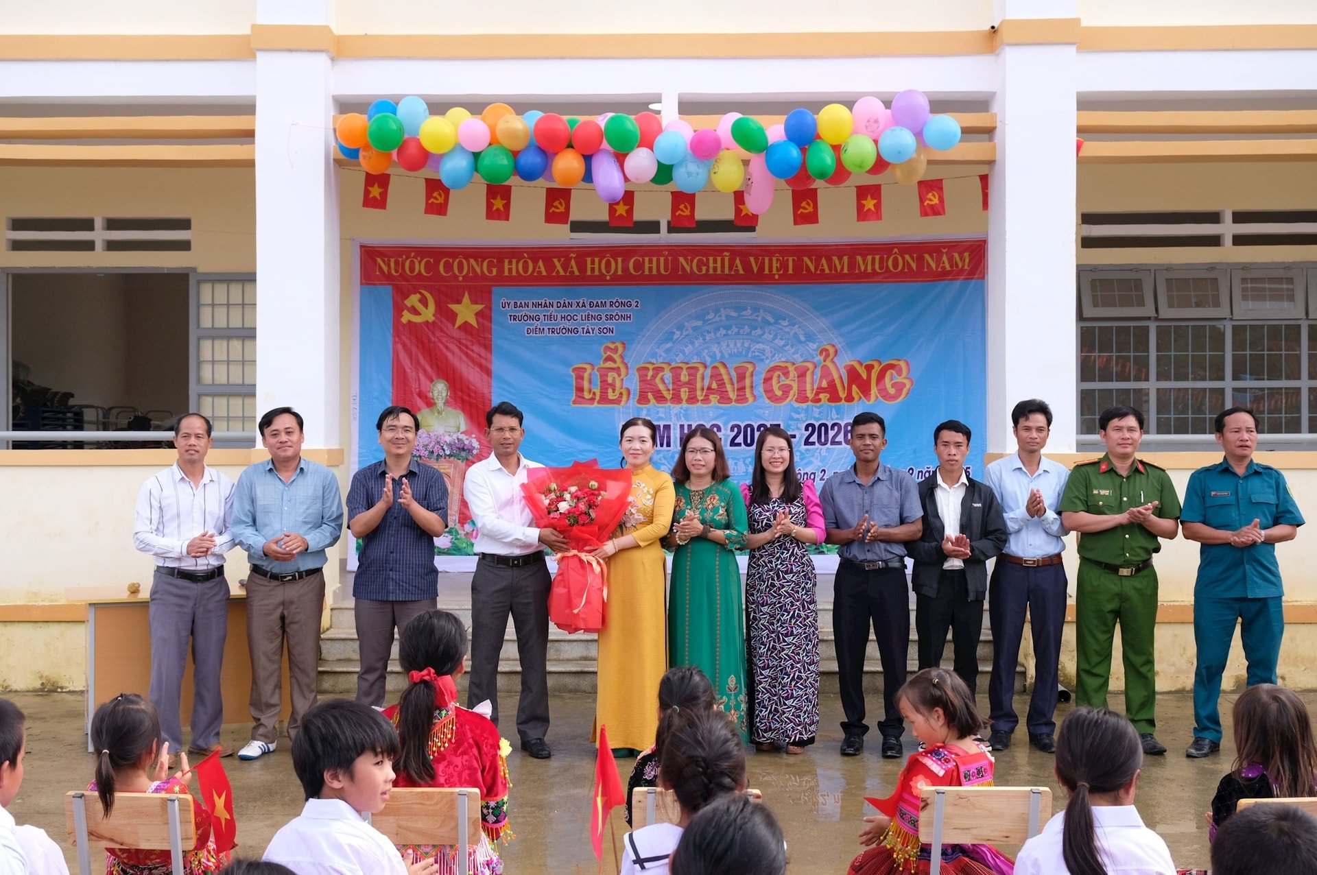 ថ្នាក់ដឹកនាំឃុំដំណាក់រាំង២ ជូនកម្រងផ្កាអបអរសាទរការខិតខំប្រឹងប្រែងរបស់ក្រុមប្រឹក្សានាយកសាលាបឋមសិក្សាលៀងស្រុងក្នុងឱកាសចូលឆ្នាំសិក្សាថ្មី។
