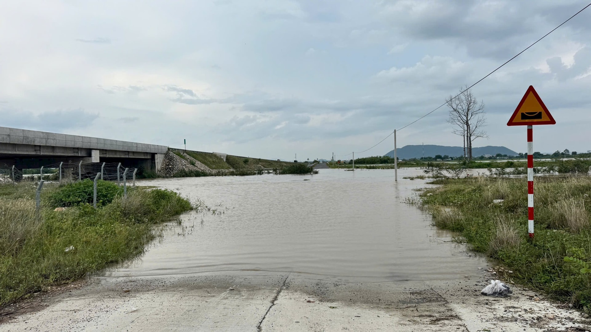 ヴィンハオ・ファンティエット高速道路沿いの冠水した道路