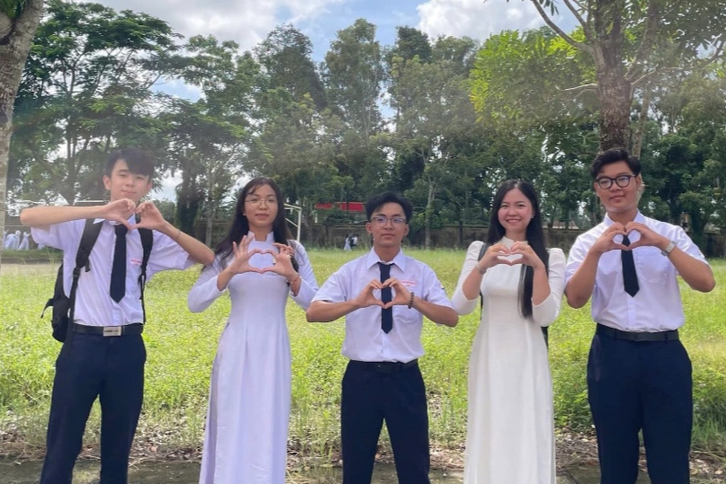 Hành động hút 7 triệu view của học sinh Cần Thơ từ 100.000 đồng quà 2/9 - 1
