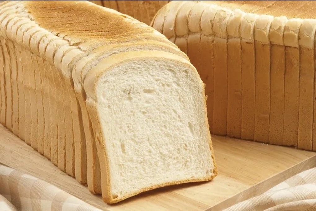 Bánh mì trắng - món quen thuộc nhưng 3 nhóm này cần tránh xa - 1