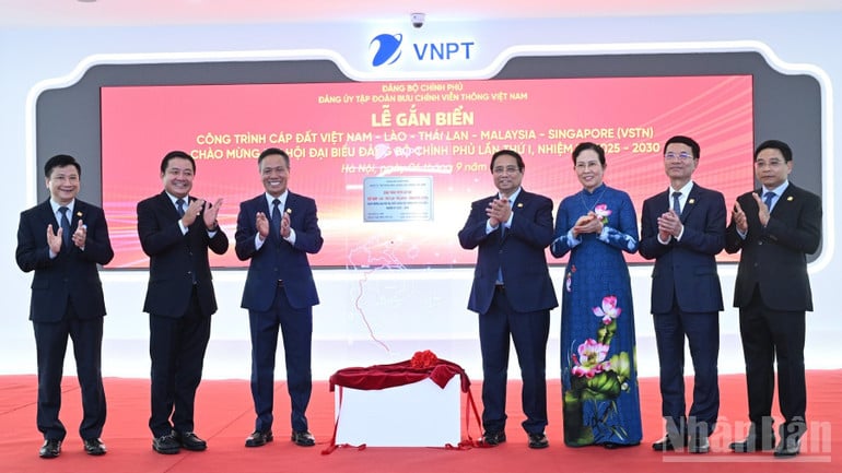 Thủ tướng Phạm Minh Chính và các đồng chí lãnh đạo thực hiện nghi thức gắn biển Công trình cáp đất Việt Nam-Lào-Thái Lan-Malaysia-Singapore (VSTN) chào mừng Đại hội Đại biểu Đảng bộ Chính phủ lần thứ I, nhiệm kỳ 2025-2030. (Ảnh: TRẦN HẢI).