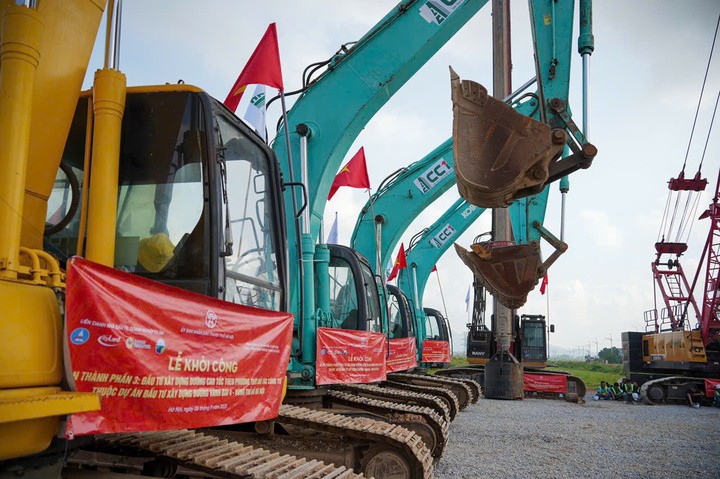 The expressway on Ring Road 4 is expected to create a strong breakthrough, promoting investment attraction and satellite urban development.