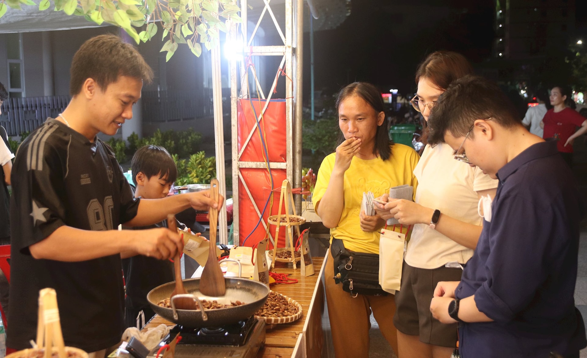 Người dân được thưởng thức các món ẩm thực ngay tại gian hàng
