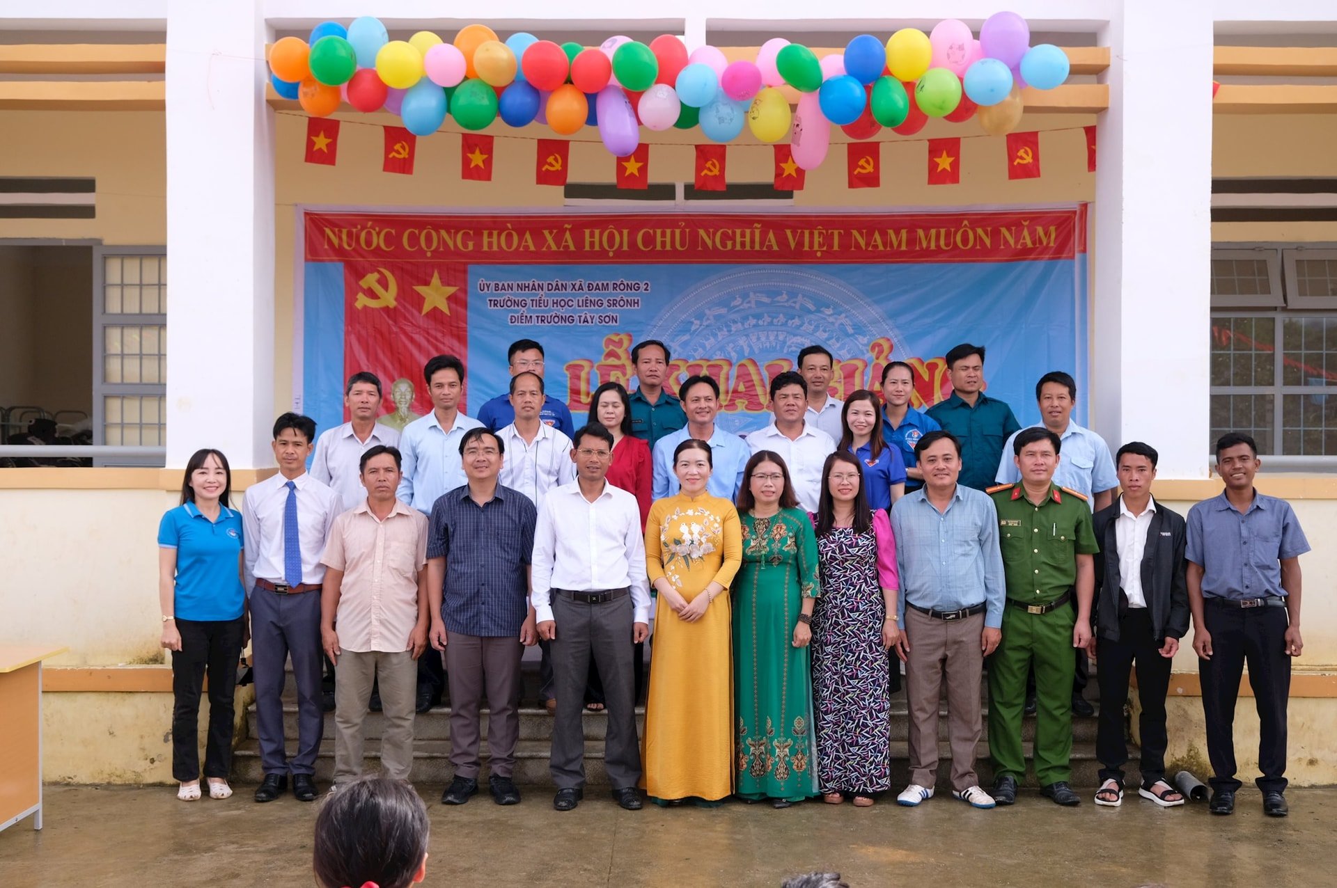 ថ្នាក់ដឹកនាំឃុំ និងសាលាបឋមសិក្សាលៀងស្រ៊ាញ់ តំណាងអនុតំបន់តៃសឺនបានថតរូបអនុស្សាវរីយ៍
