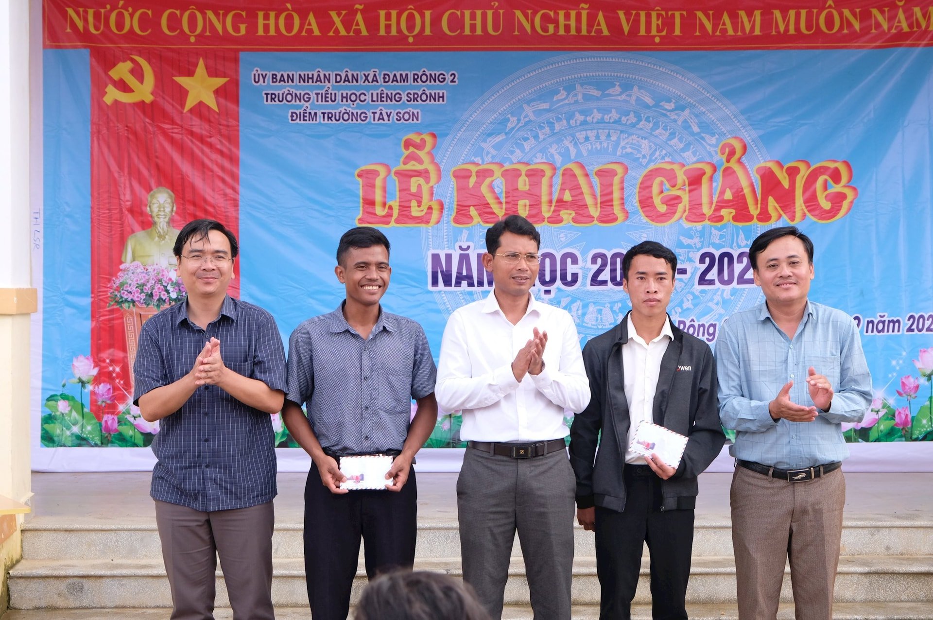 ថ្នាក់​ដឹក​នាំ​ឃុំ​ទំនប់​២ ជូន​អំណោយ​ដល់​លោកគ្រូ​អ្នកគ្រូ​ចំនួន​២​នាក់​នៅ​សាលា​តៃ​សឺន។