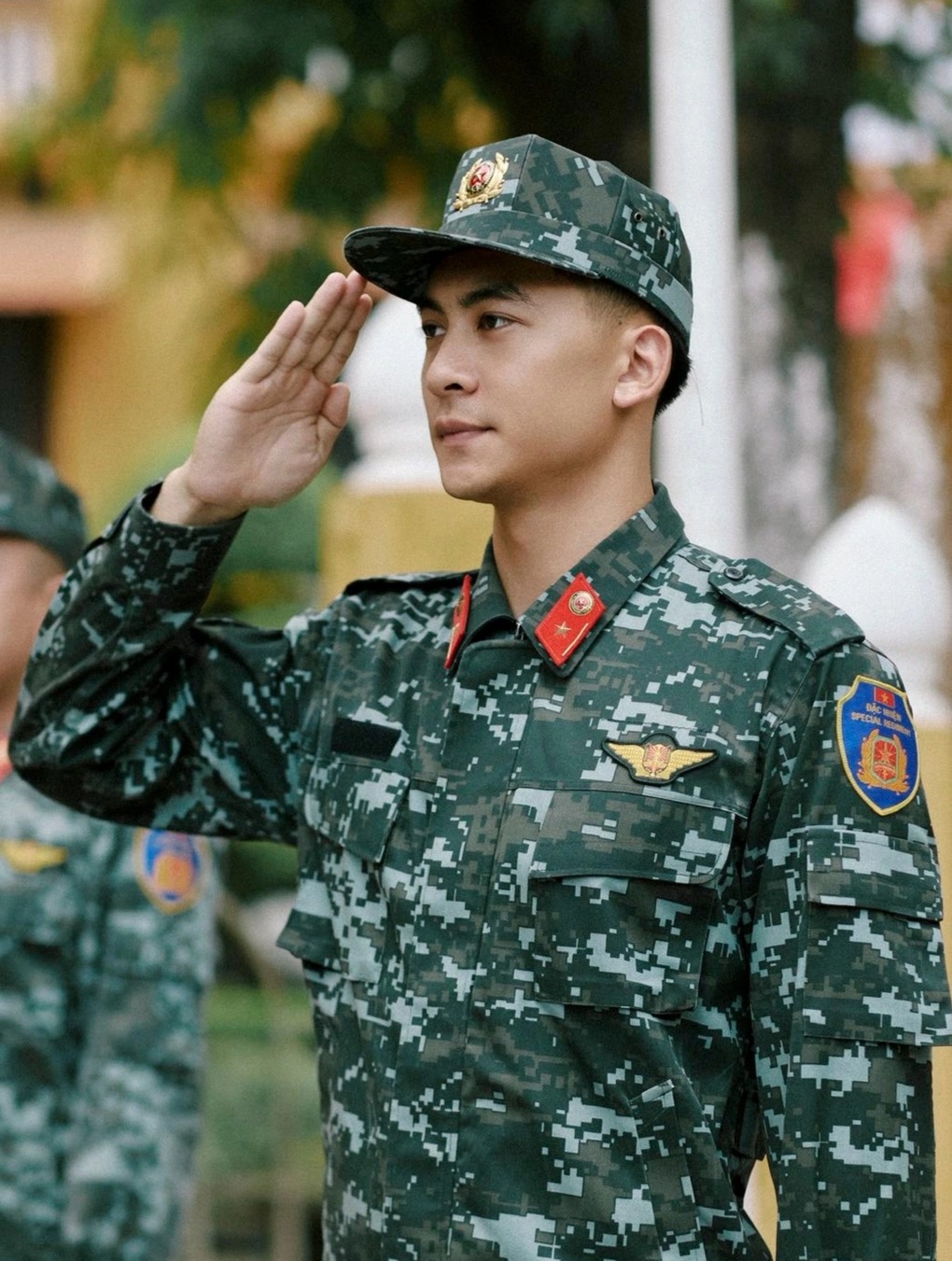Thiếu úy cảnh vệ đẹp trai song ca Tái sinh với Phương Thanh là ai? - 1
