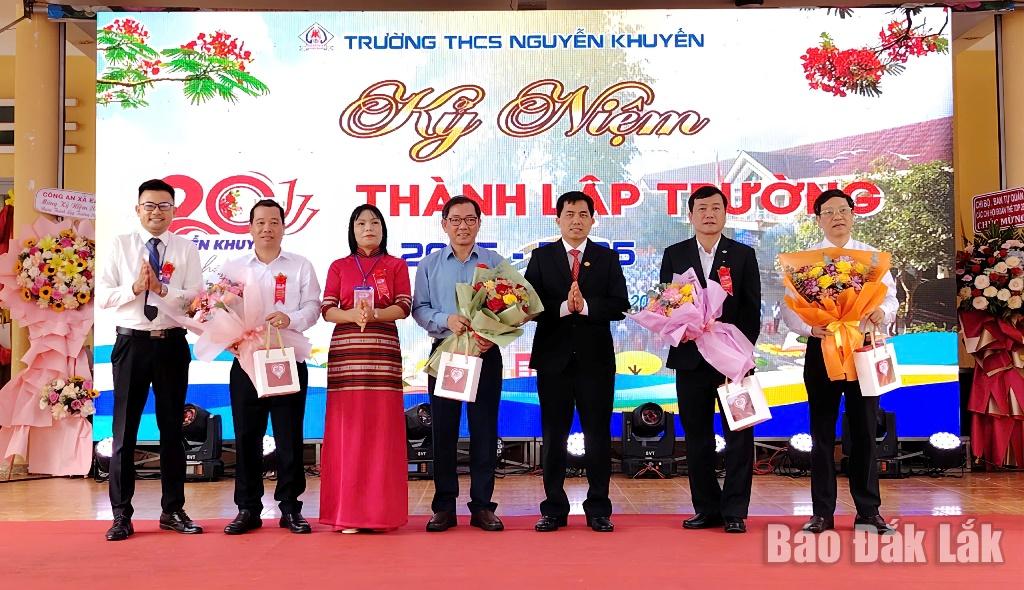 Pemimpin Jabatan Pendidikan dan Latihan serta Lembaga Pengarah sekolah menyampaikan cenderahati sebagai tanda terima kasih kepada pemimpin Sekolah Menengah Nguyen Khuyen selama ini.