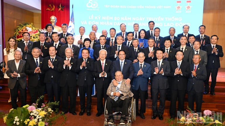Thủ tướng Phạm Minh Chính với các thế hệ lãnh đạo, cán bộ Tập đoàn VNPT (Ảnh: TRẦN HẢI).