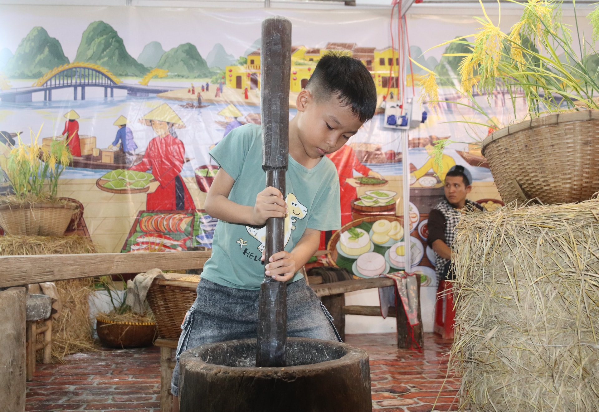 Em Minh Hoàng, 7 tuổi lần đầu tiên biết đến chiếc cối giã gạo