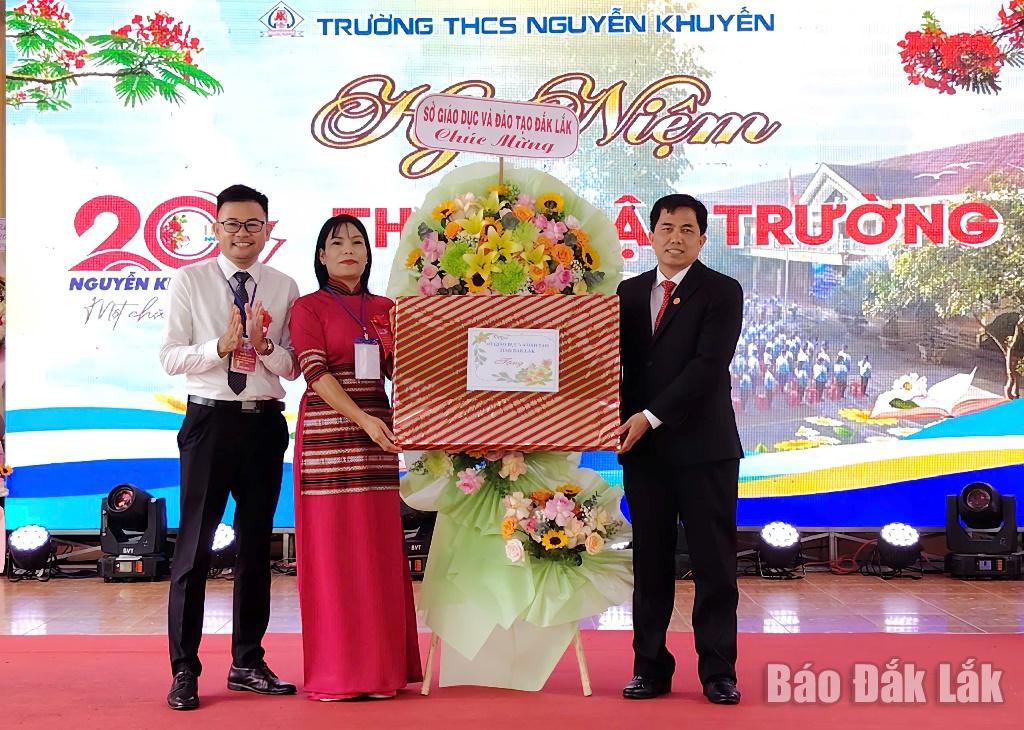Timbalan Pengarah Jabatan Pendidikan dan Latihan Nguyen Xuan Da menyampaikan bunga dan hadiah untuk mengucapkan tahniah kepada Sekolah Menengah Nguyen Khuyen.
