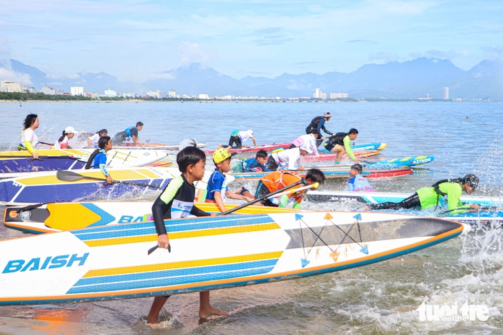 Sôi nổi giải đua thuyền buồm, chèo SUP trên biển Đà Nẵng - Ảnh 3.