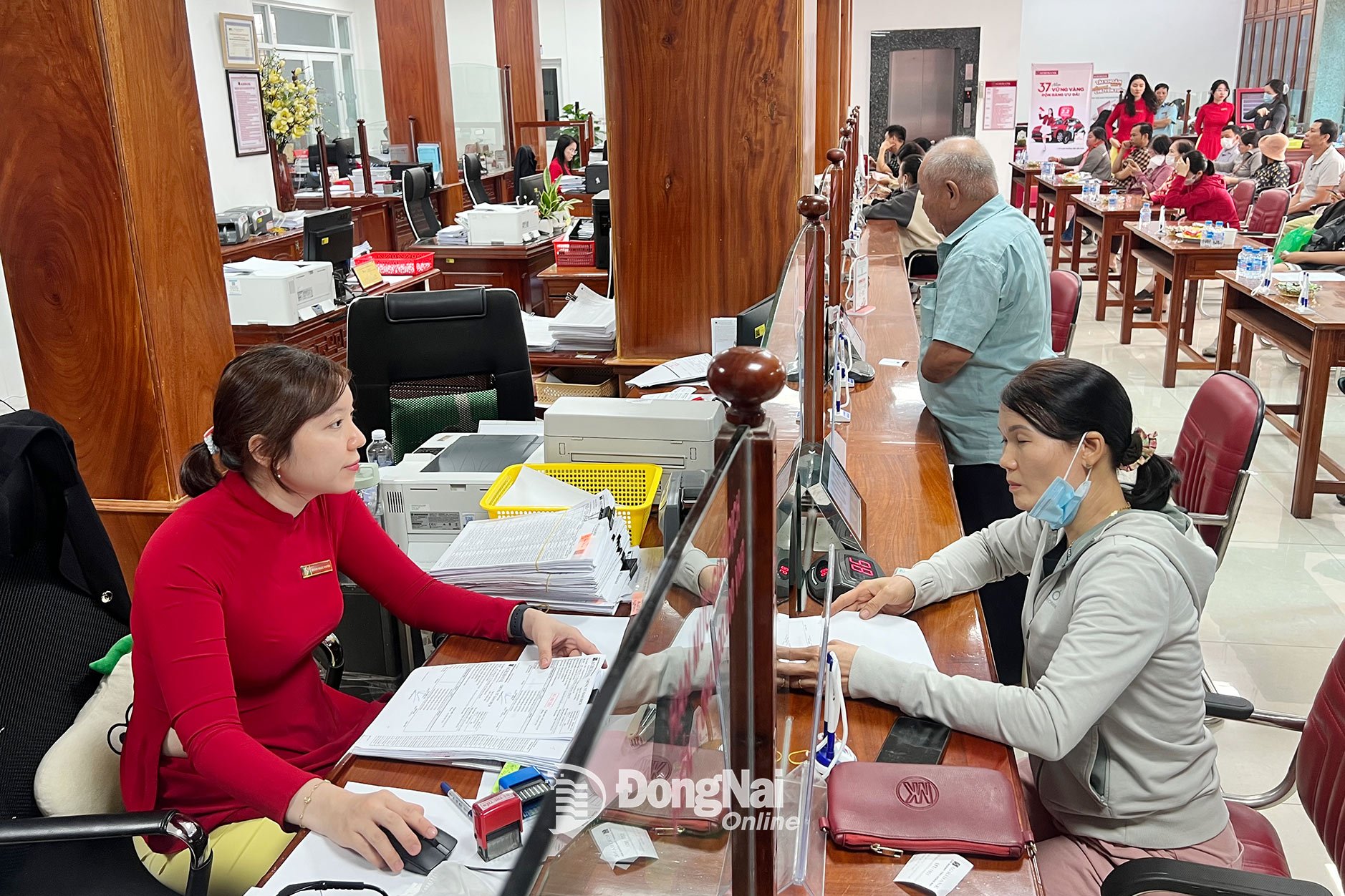 Hoạt động giao dịch tại một chi nhánh ngân hàng trên địa bàn phường Trấn Biên, tỉnh Đồng Nai. Ảnh: Hải Quân