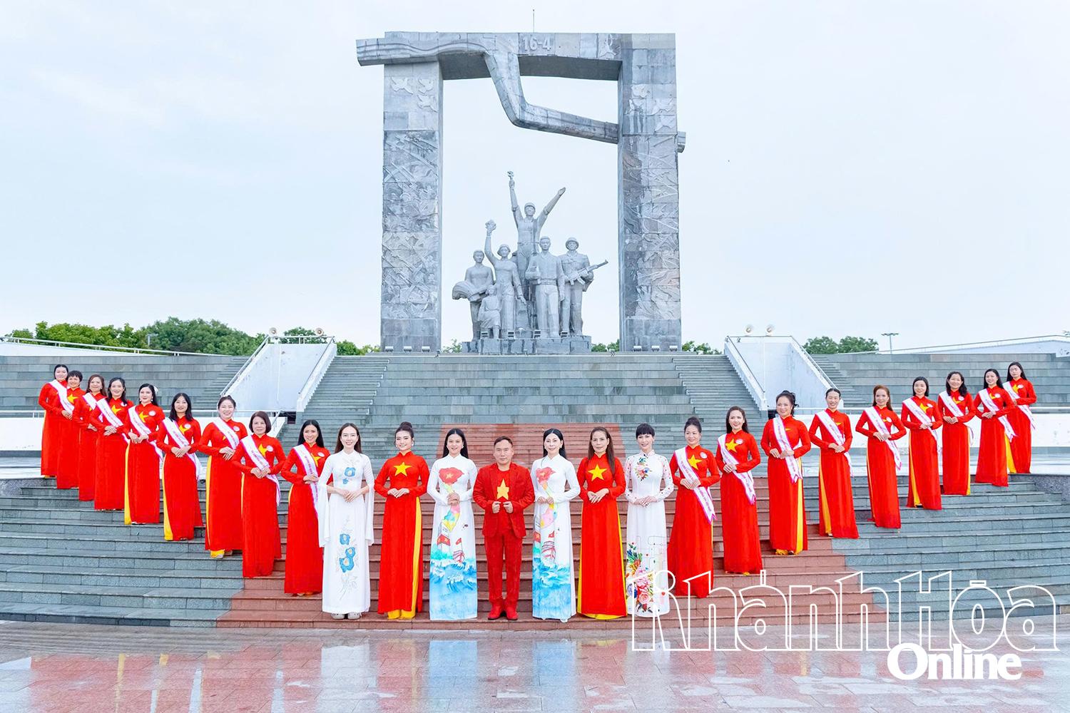 Thí sinh cuộc thi Hoa hậu Doanh nhân Hương sắc Việt Nam 2025 chụp hình tại tượng đài Chiến thắng 16 tháng 4. Ảnh BTC cung cấp. 