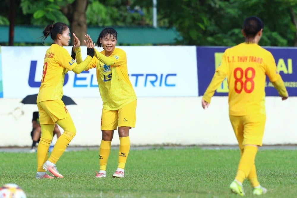 លទ្ធផលជុំទី 1 នៃការប្រកួតបាល់ទាត់នារីថ្នាក់ជាតិឆ្នាំ 2025៖ ជើងឯកបានចាប់ផ្ដើមគួរឱ្យចាប់អារម្មណ៍ - រូបថត 1