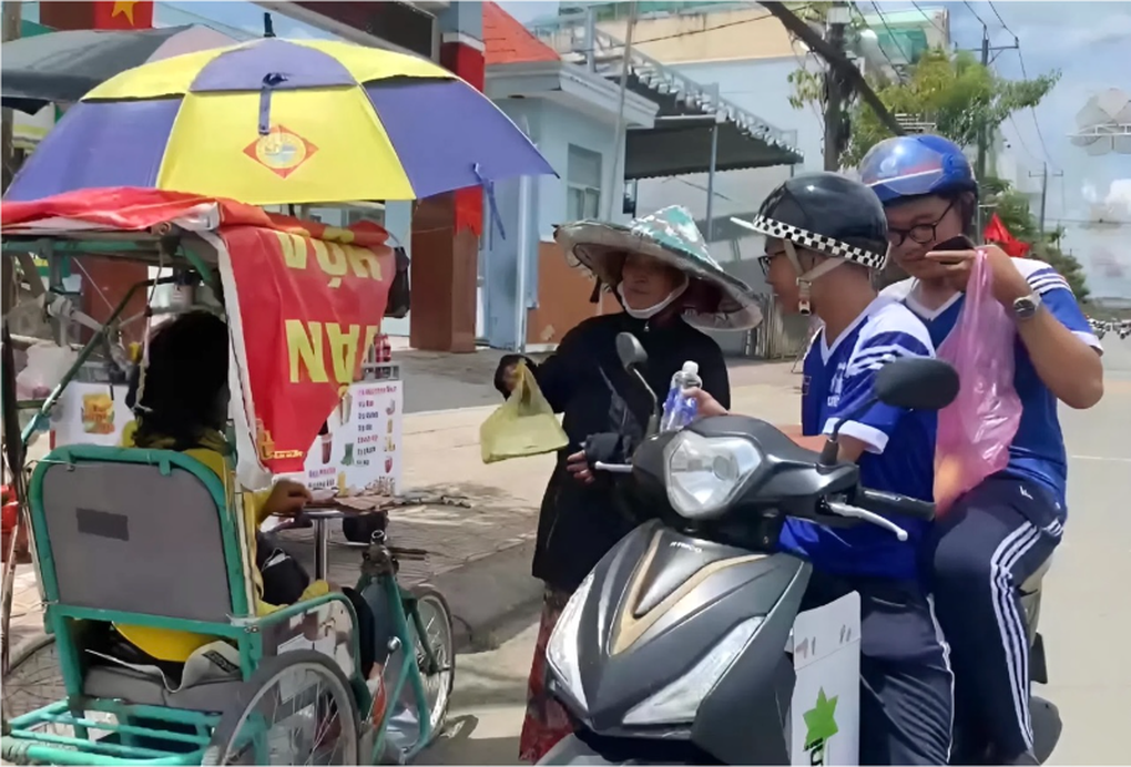 Hành động hút 7 triệu view của học sinh Cần Thơ từ 100.000 đồng quà 2/9 - 4
