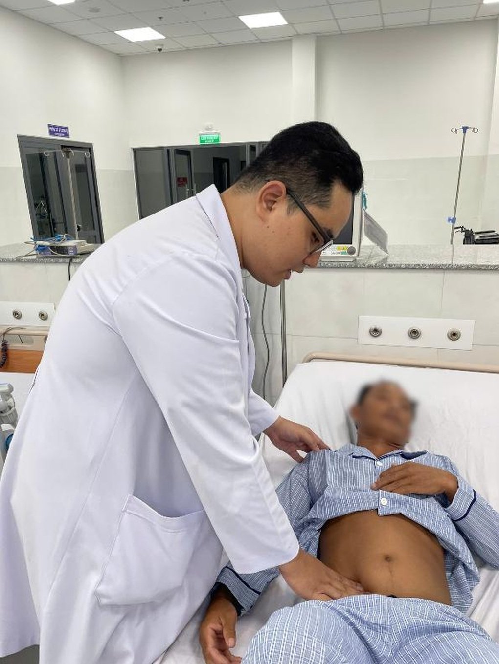 Lần đầu tiên mổ nội soi cấp cứu thành công tại Côn Đảo - 2