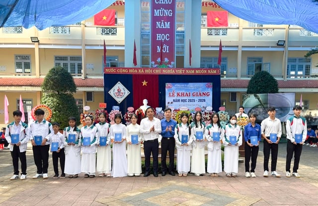 Trao học bổng, xe đạp cho học sinh xã biên giới Quảng Ngãi trong ngày khai giảng - Ảnh 2.