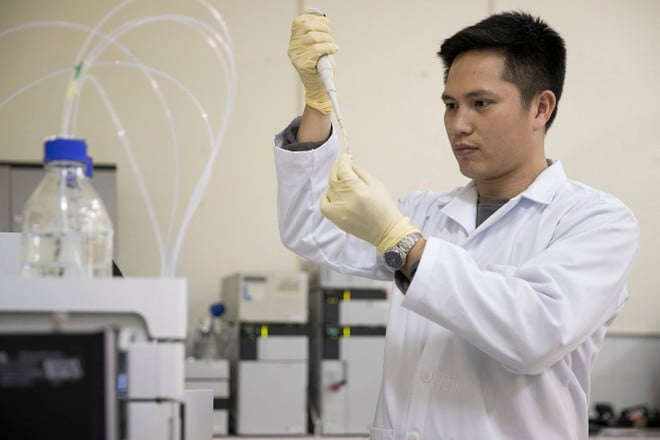 Giảng viên thực hiện nghiên cứu khoa học tại Đại học Quốc gia Hà Nội. (Ảnh: NTCC)