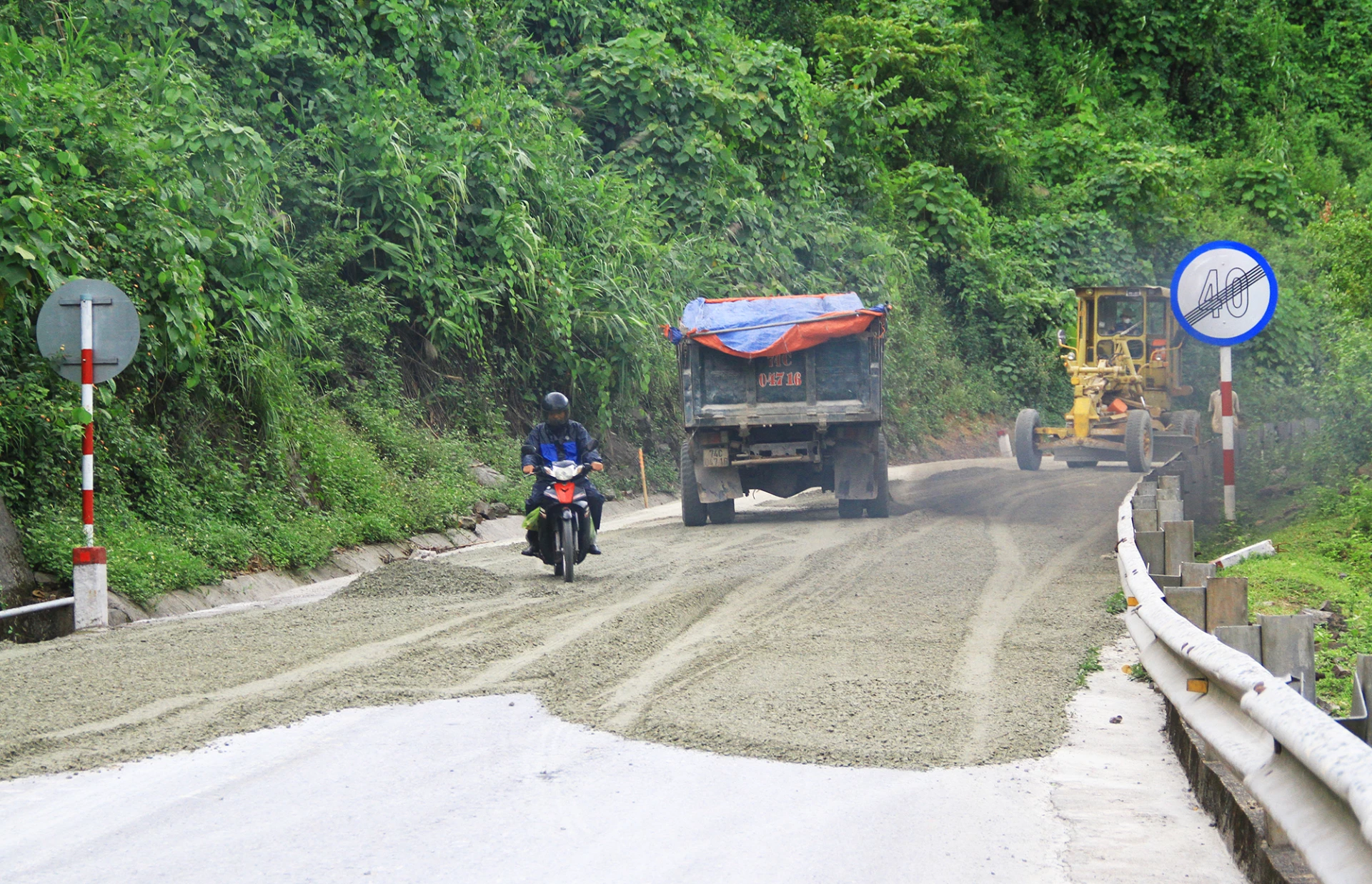 Đơn vị thi công đang tiến hành cải tạo, nâng cấp mặt đường tuyến Hồ Chí Minh (nhánh Tây) - Ảnh: Q.H
