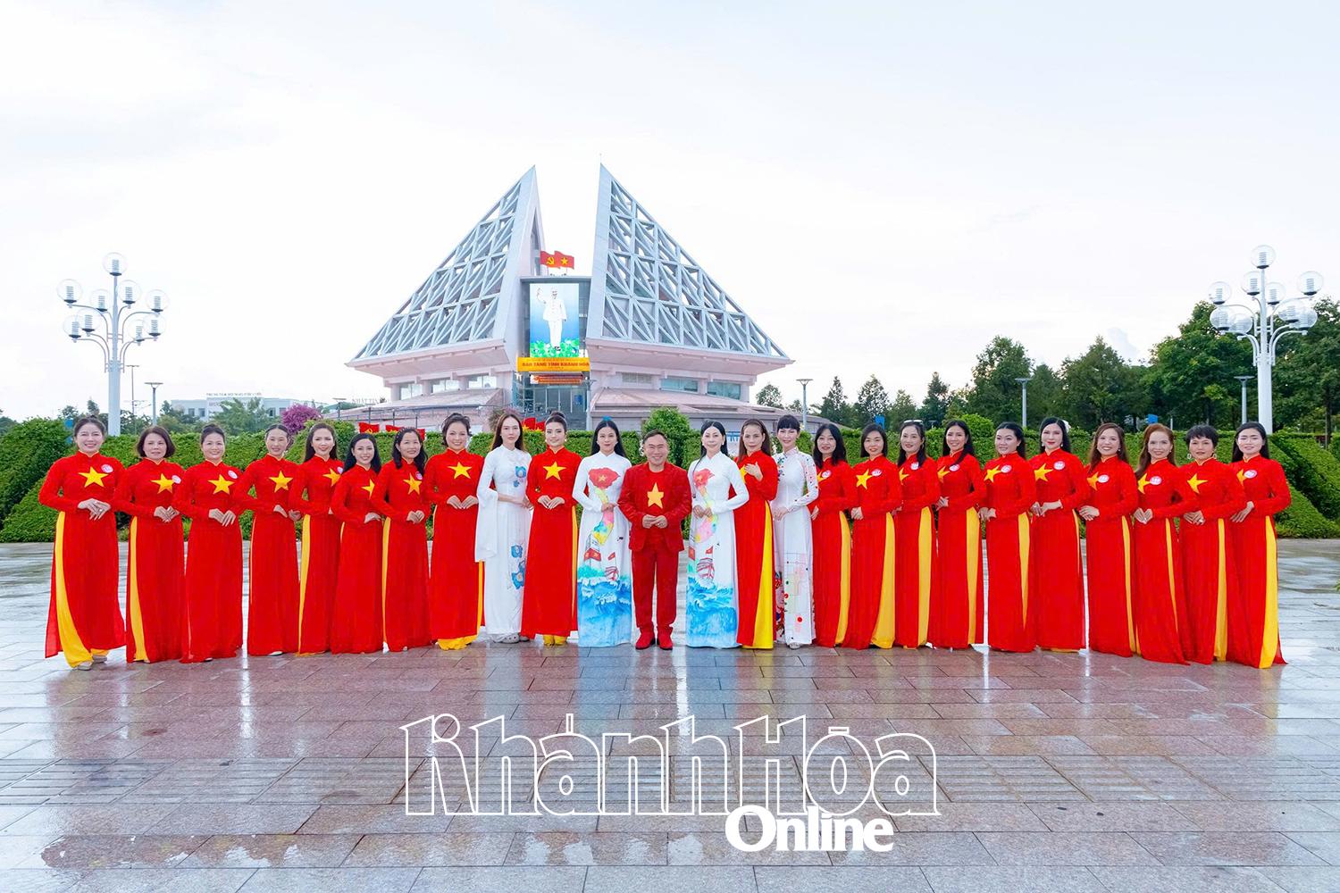 Thí sinh cuộc thi Hoa hậu Doanh nhân Hương sắc Việt Nam 2025 chụp hình trước Bảo tàng Khánh Hòa (cơ sở 2). Ảnh BTC cung cấp. 