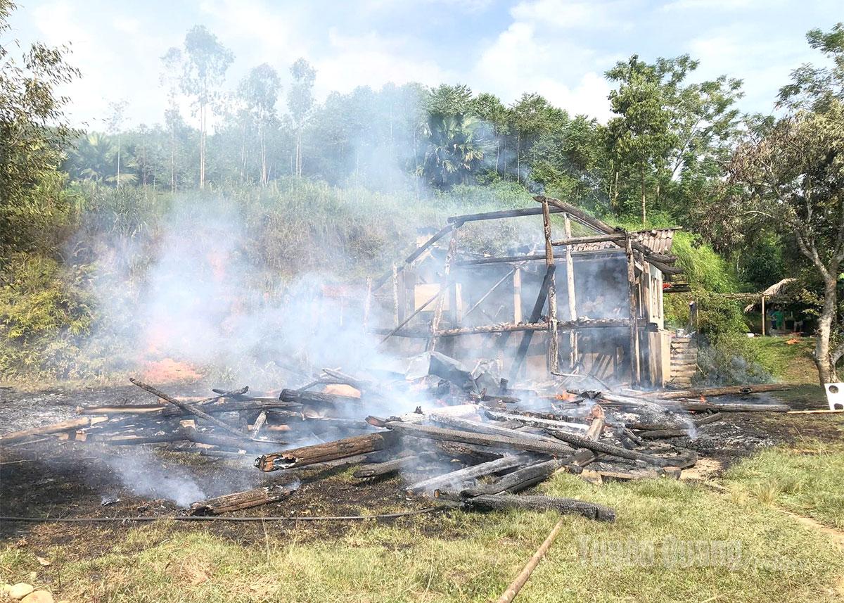 ផ្ទះ​ឈើ​របស់​គ្រួសារ​លោក ម៉ា វ៉ាន់ភឿង ត្រូវ​បាន​ភ្លើង​ឆេះ​អស់​ទាំង​ស្រុង។