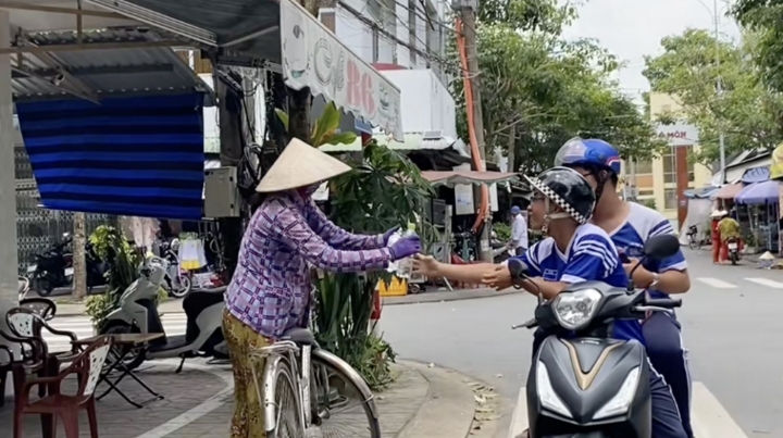 ក្មេងប្រុសពីរនាក់នៅក្នុងក្រុមបានទៅចែកអាហារ។