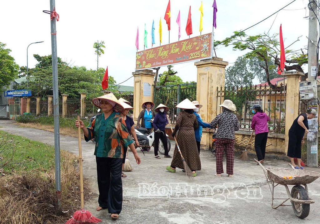 កម្មាភិបាល និង​សមាជិក​សហជីព​ស្ត្រី​ឃុំ Pham Ngu Lao ចូលរួម​សម្អាត​ផ្លូវ​ភូមិ និង​ផ្លូវ​តូច​ធំ។