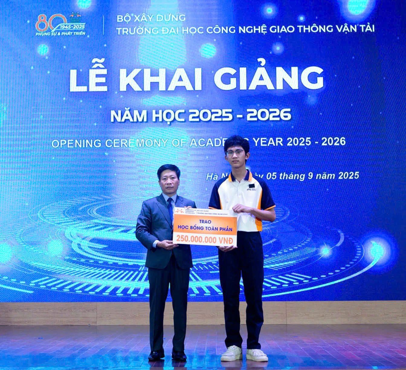 nam sinh khai giảng trong bài.jpg