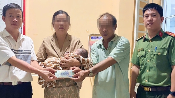 彼女の2ヶ月間の赤ん坊の赤ちゃんを通りを歩き回った精神疾患のある母親は、コミュニティ警察によって集められました
