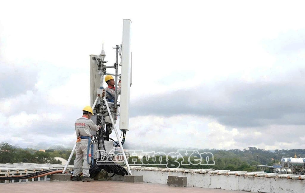 Nhân viên kỹ thuật của Viettel Hưng Yên lắp đặt các trạm phát sóng 5G tại Khu công nghiệp Liên Hà Thái.