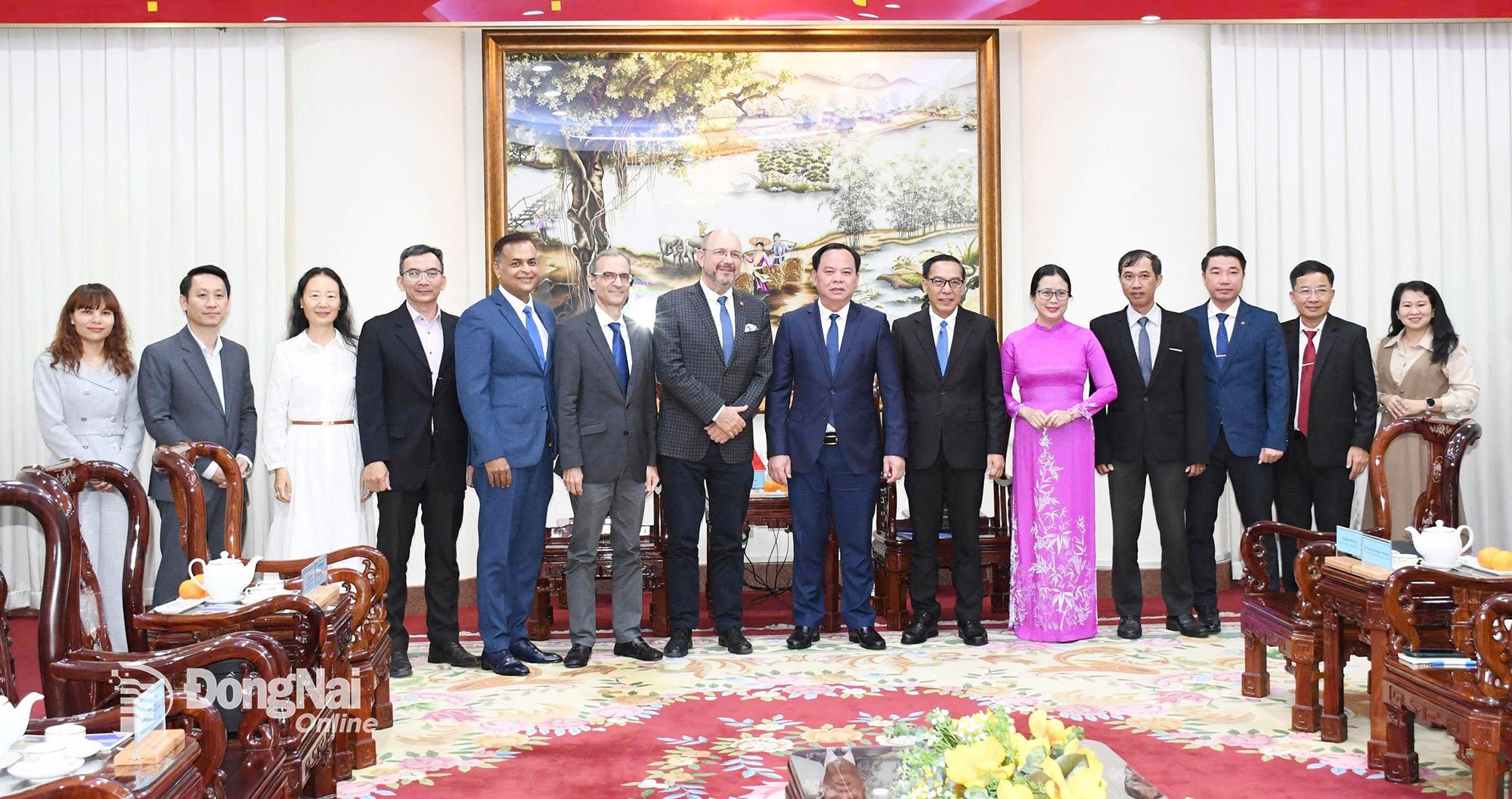 អនុលេខាគណៈកម្មាធិការបក្សខេត្ត ប្រធានគណៈកម្មាធិការប្រជាជនខេត្ត លោក Vo Tan Duc (ទី៧ ពីស្តាំ) បានទទួលស្ថានទូតស្វីស ដើម្បីស្វែងយល់អំពីបរិយាកាសវិនិយោគនៅ Dong Nai។