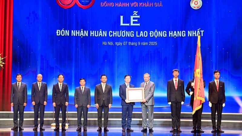 Tổng Bí thư Tô Lâm trao Huân chương Lao động hạng Nhất tặng Đài Truyền hình Việt Nam. (Ảnh: ĐĂNG KHOA)
