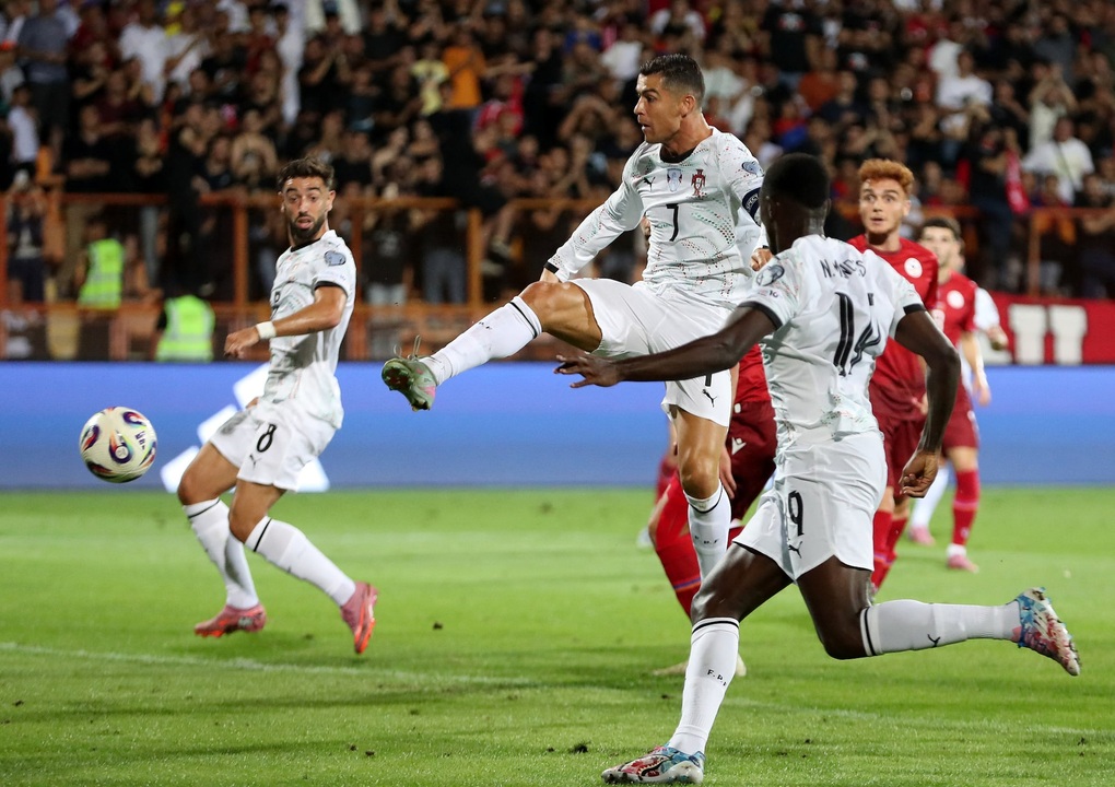 Ronaldo tỏa sáng giúp Bồ Đào Nha thắng đậm, tuyển Anh tiếp tục toàn thắng - 1