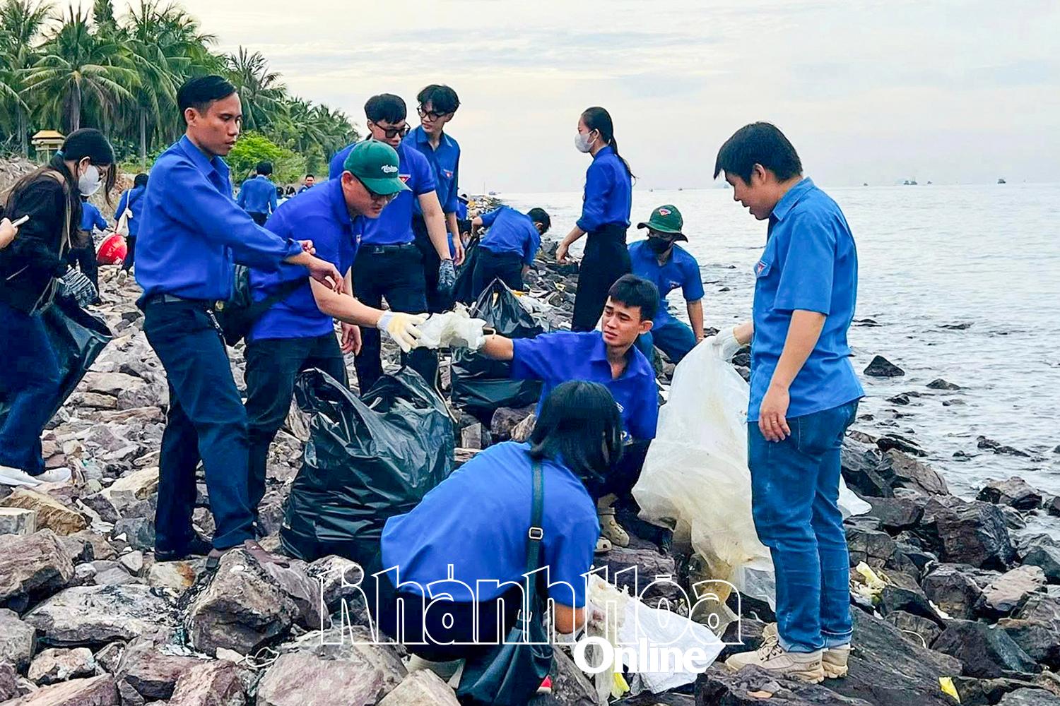 Đoàn viên, thanh niên phường Nam Nha Trang tổ chức tình nguyện thu gom rác bờ biển.
