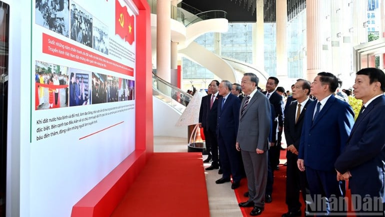 tham-quan-trien-lam-7217.jpg