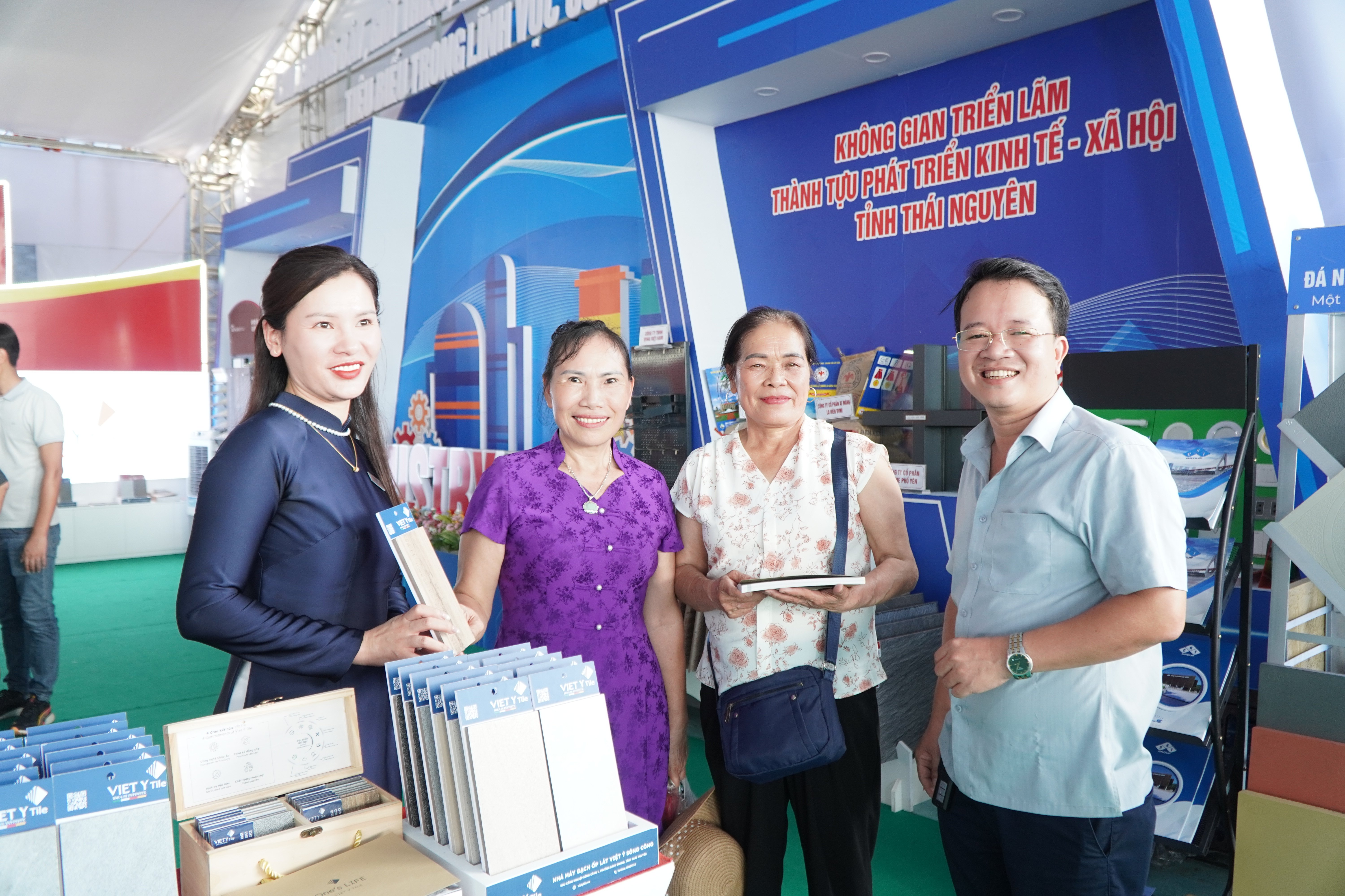 អ្នកទស្សនាមើលផលិតផលរបស់រោងចក្រក្បឿងសេរ៉ាមិច Viet Y Song Cong។