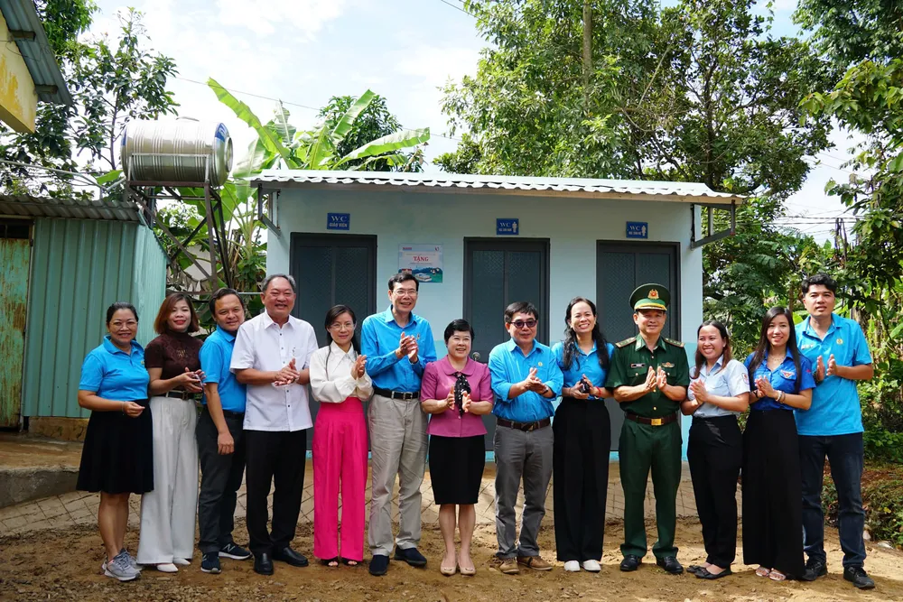 H10- Đoàn Thanh niên phối hợp Công đoàn tổ chức chương trình Thắp sáng niềm tin - Vượt khó đến trường tại Bình Phước năm 2024.jpg