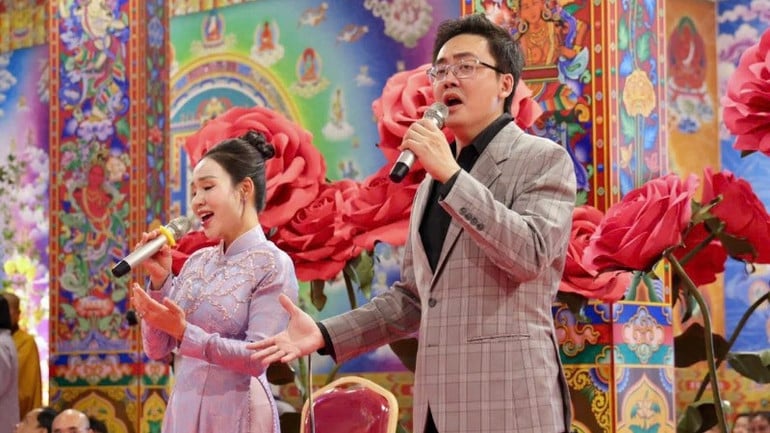 6-nghe-si-phat-bieu-dien-trong-le-vu-lan-bong-hong-cai-ao-6952.jpg