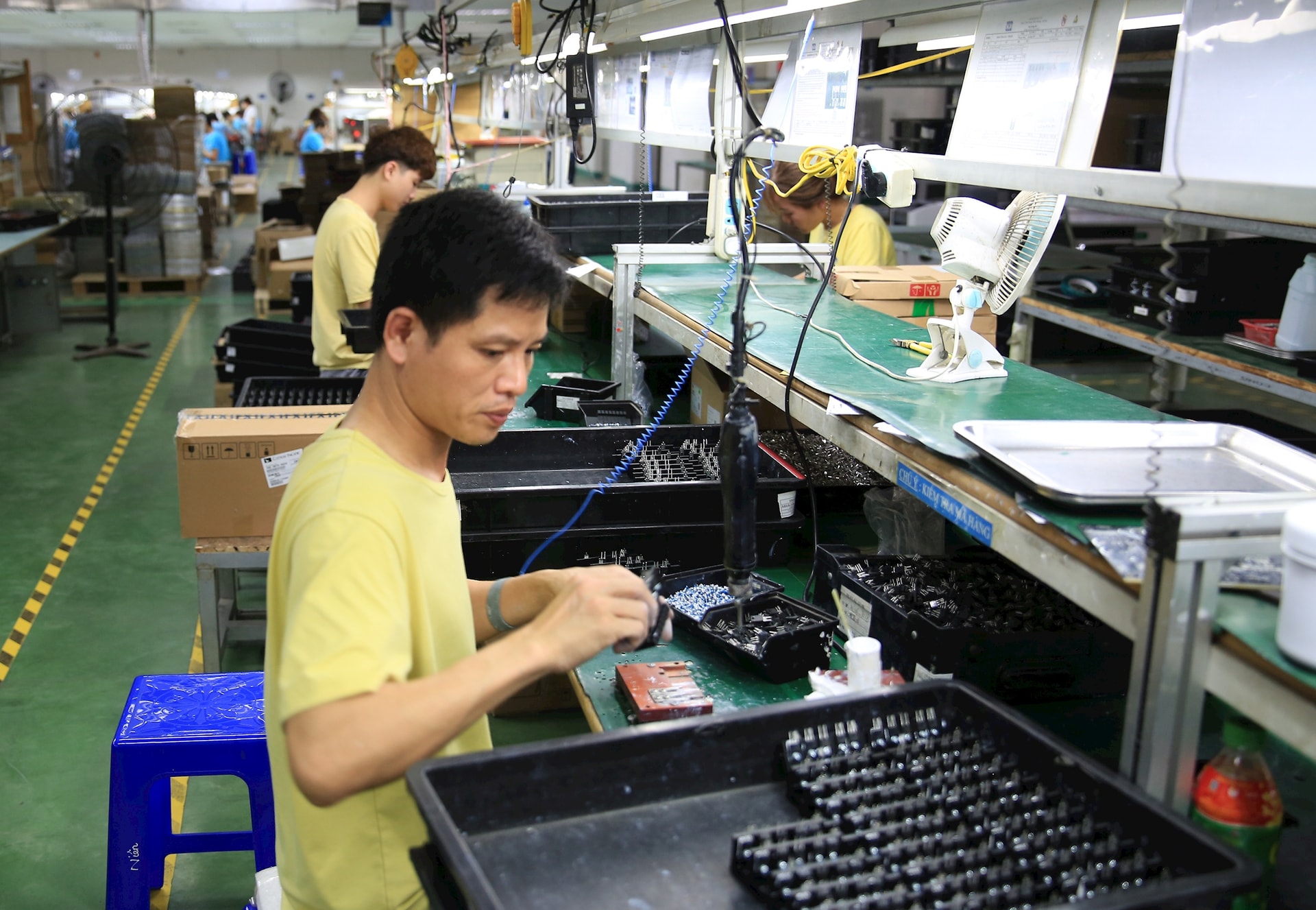 Herstellung elektronischer Komponenten bei channel-well-technology-vietnam-company-ltd-quang-minh-industrial-park-quang-minh-commune-..jpg