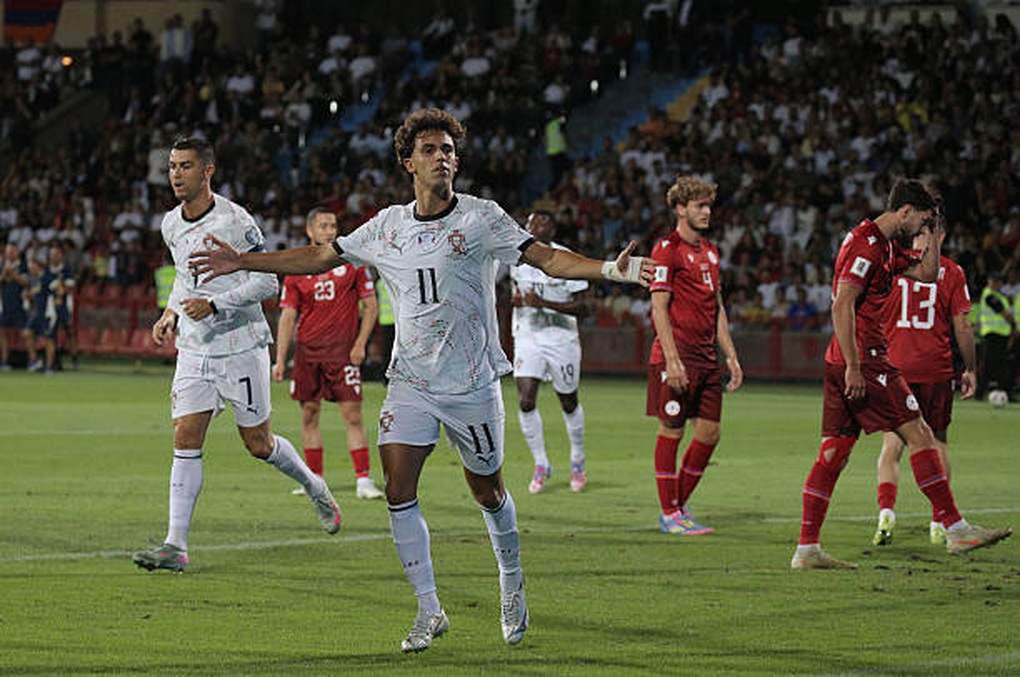 Ronaldo tỏa sáng giúp Bồ Đào Nha thắng đậm, tuyển Anh tiếp tục toàn thắng - 2
