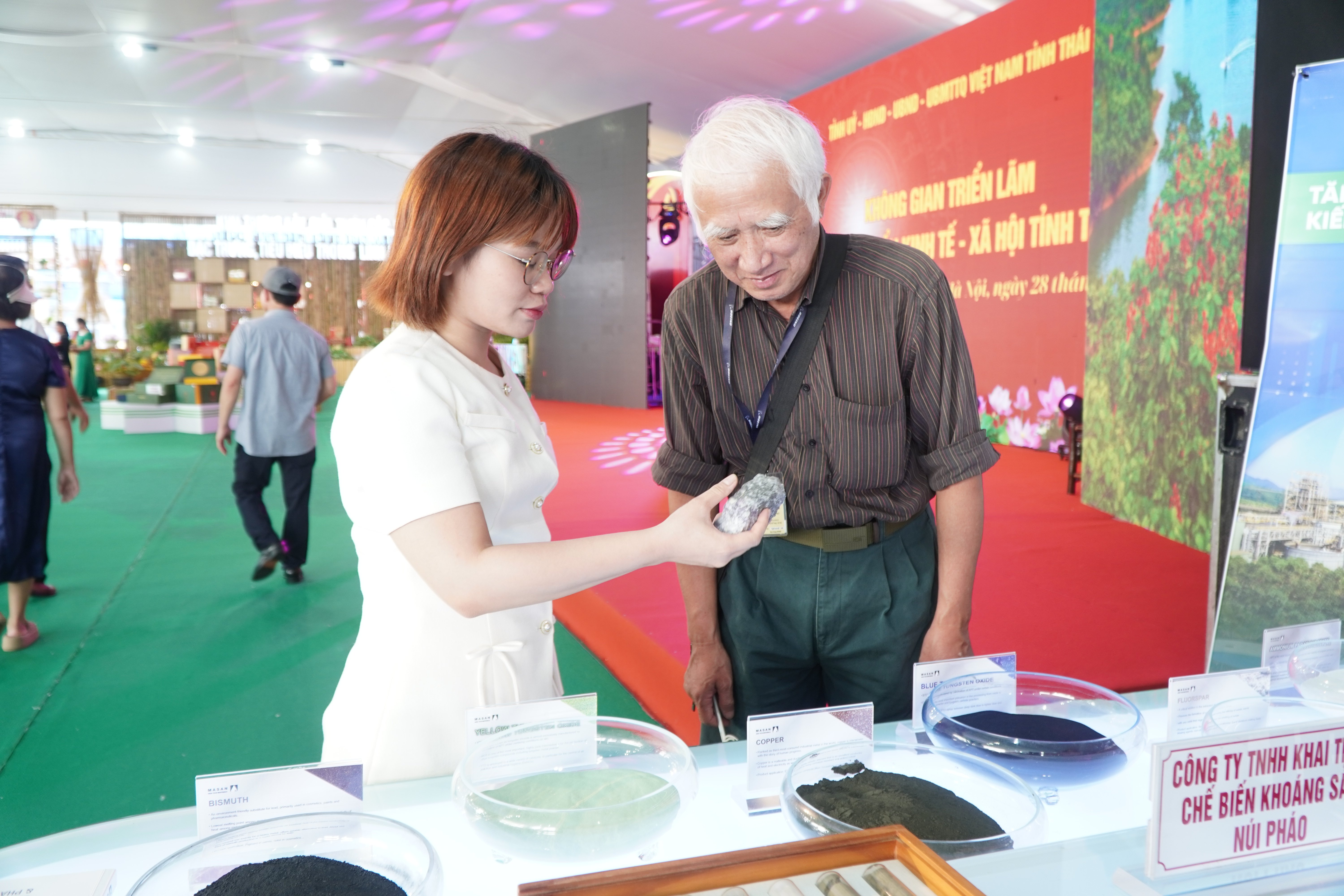 ភ្ញៀវទេសចរណ៍ទៅទស្សនាផលិតផលឧស្សាហកម្មរ៉ែនៃខេត្ត Thai Nguyen។