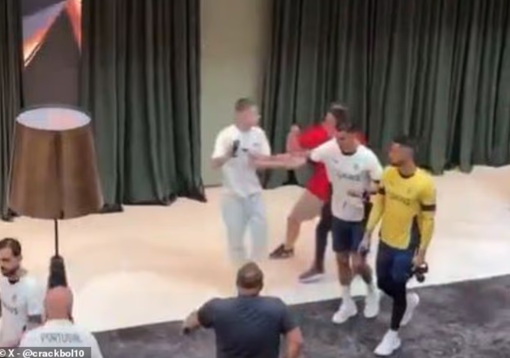C.Ronaldo xử phũ với cổ động viên, gây tranh cãi dữ dội - 1