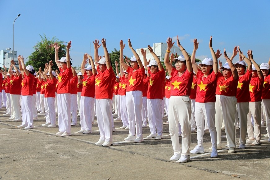 Hàng trăm người cao tuổi tham gia đồng diễn dân vũ tại ngày hội.