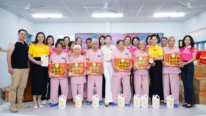 Soutěžící o Miss Vietnam Businesswoman 2025 rozdávaly v Centru dárky osamělým starším lidem.