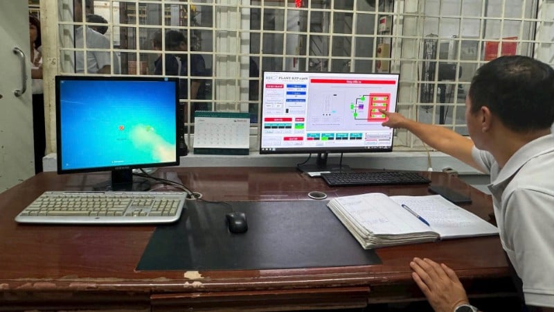 Mitarbeiter überwachen und kontrollieren den medizinischen Bestrahlungsprozess im Operationssaal des Bestrahlungszentrums Hanoi.